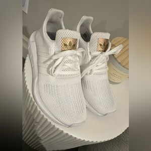 Woman’s adidas sneakers
Brand new!